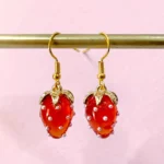 aretes con diseño de fresas rojas con perlas
