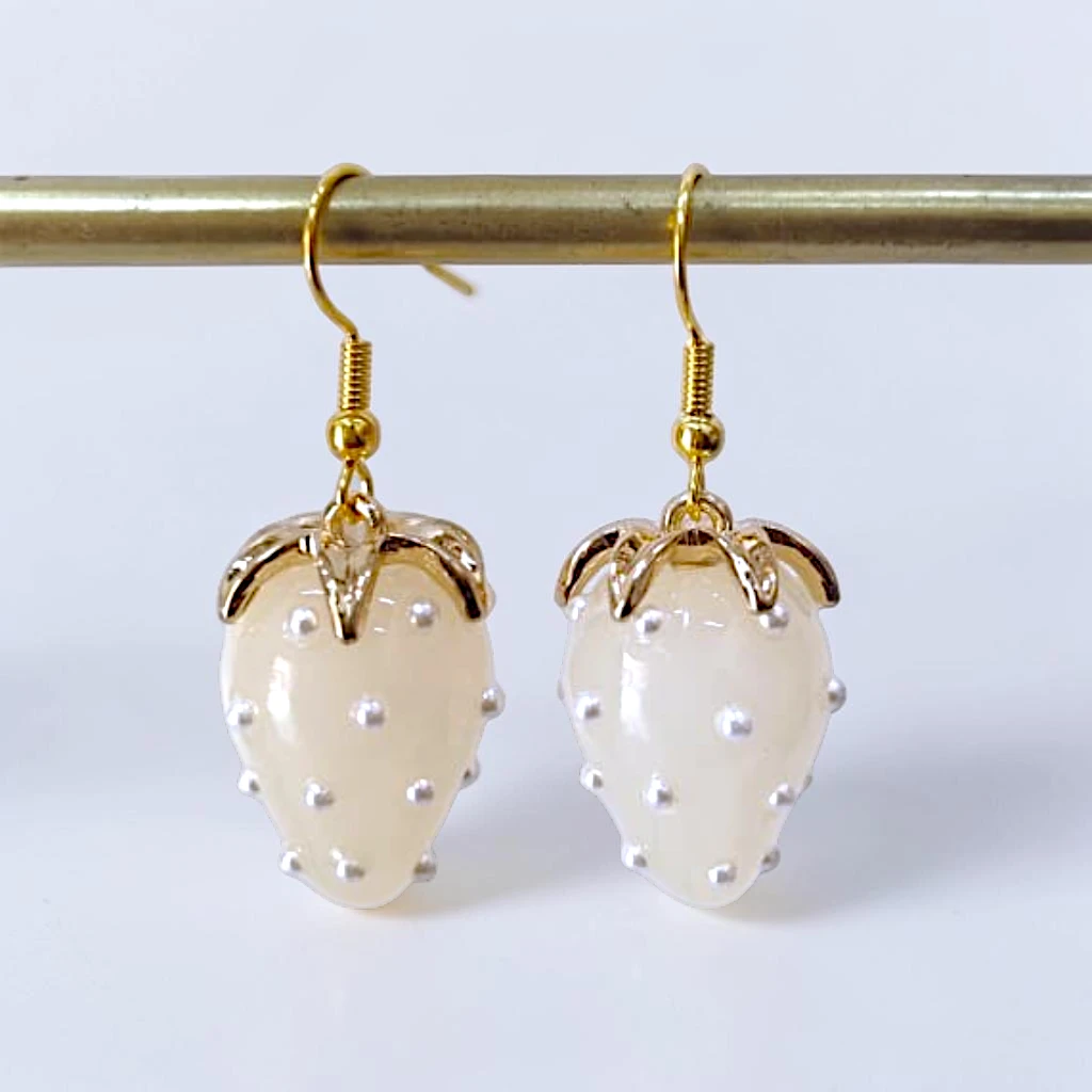 WhatsApp Image 2026-08-03 at 1.08.21 PM (5) aretes de fresa blanca con perlas - Image 1