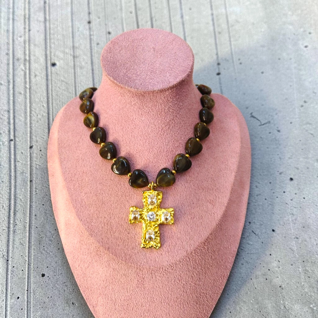 WhatsApp Image 2026-08-11 at 2.27.54 PM (1) collar de acero inoxidable dije de cruz piedras color café - Imagen 1