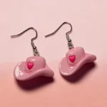 aretes de sombrero rosa