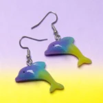 aretes de diseño de delfín de colores azul y amarillo