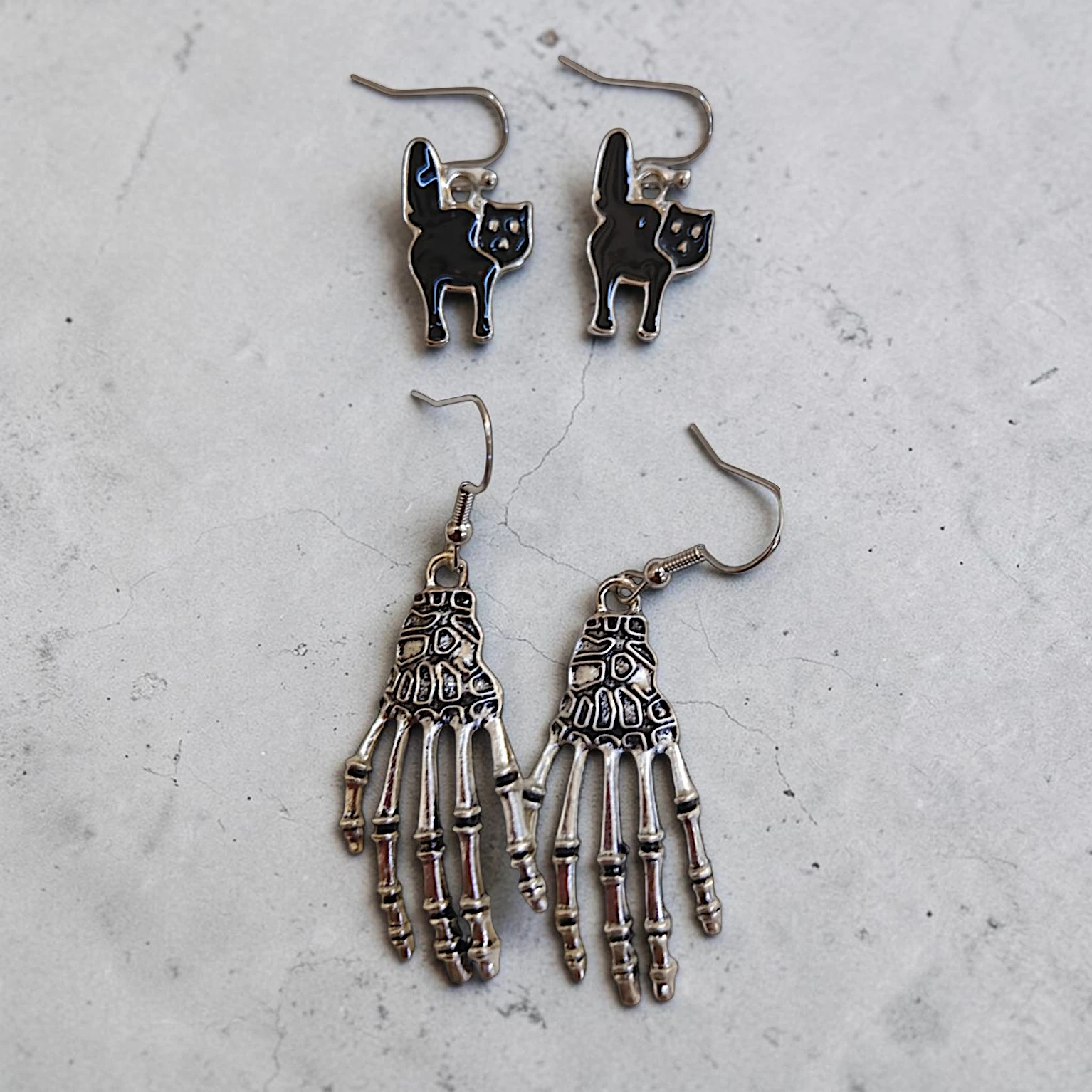 WhatsApp Image 2026-09-10 at 3.35.21 PM (6) (1) ARETES DE HALLOWEEN DUO GATO Y MANO DE ESQUELETO - Imagen 1