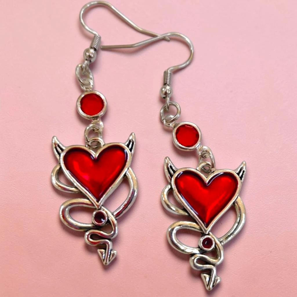 WhatsApp Image 2026-09-10 at 3.35.21 PM (7) aretes de halloween corazón diablo plateado con piedra roja - Imagen 1