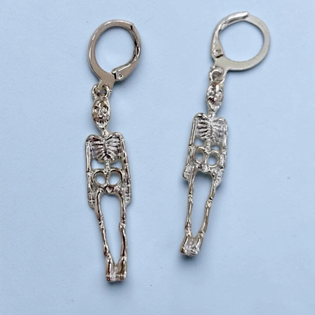 WhatsApp Image 2026-09-10 at 3.35.22 PM (11) aretes de halloween clavera colgantes plateada - Imagen 1