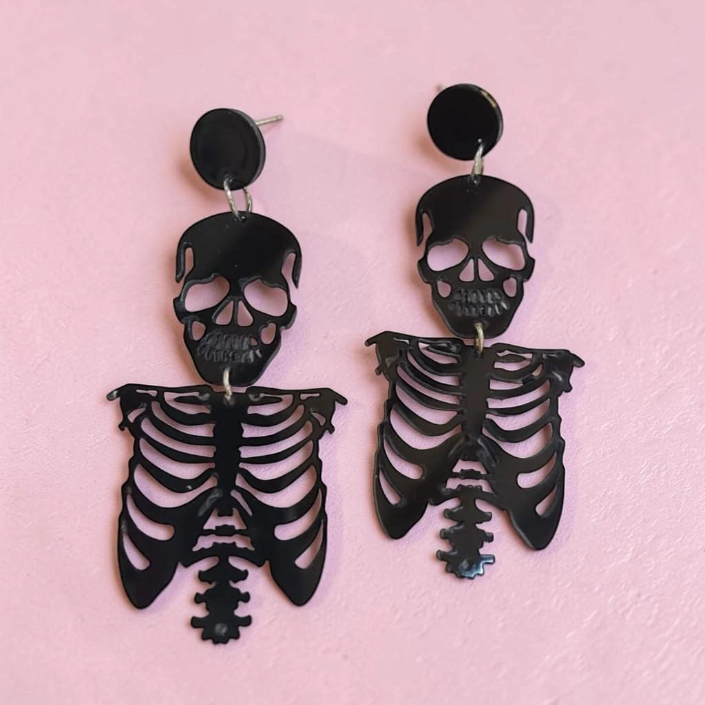 WhatsApp Image 2026-09-10 at 3.35.22 PM (4) aretes de halloween calavera negra - Imagen 1