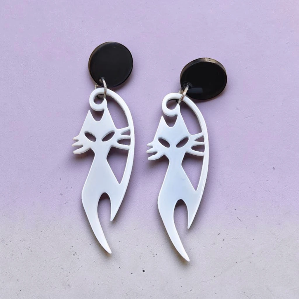 WhatsApp Image 2026-09-10 at 3.35.22 PM (5) (1) aretes de halloween gato flaco blanco y negro - Imagen 1