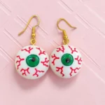 aretes de halloween de ojos con venas