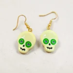 aretes de halloween calavera ojos verdes