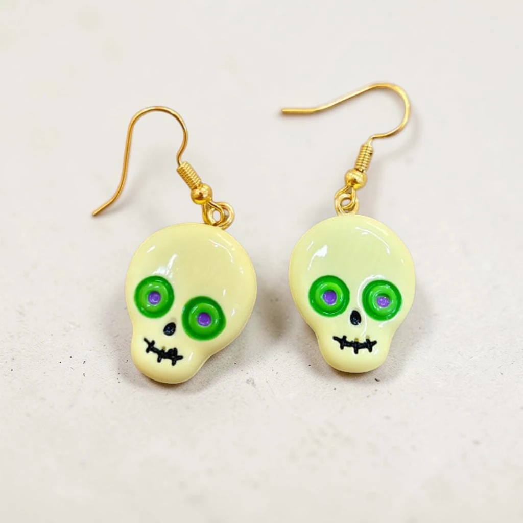WhatsApp Image 2026-09-10 at 3.35.23 PM (17) (1) aretes de halloween calavera ojos verdes - Imagen 1