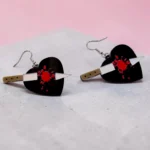 aretes de halloween corazón con cuchillo