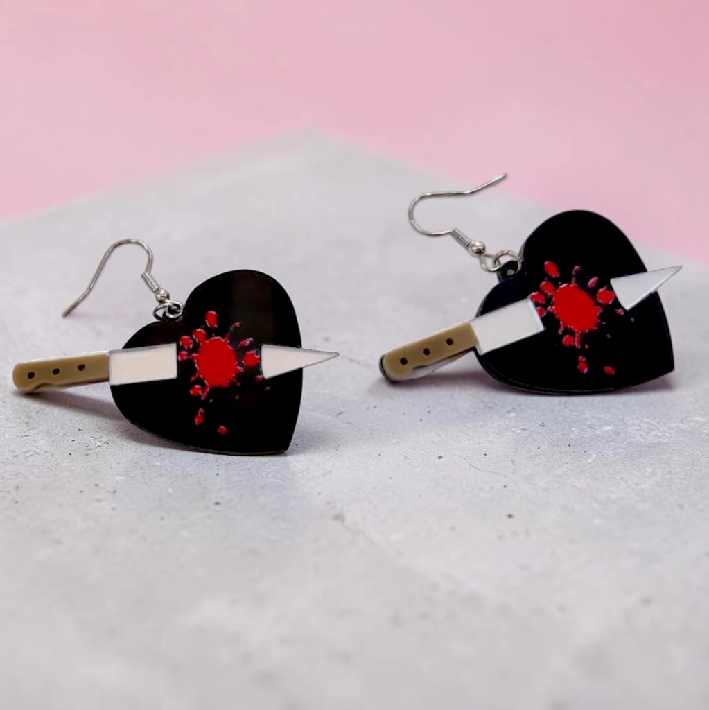 WhatsApp Image 2026-09-10 at 3.35.23 PM (26) aretes de halloween corazón con cuchillo - Imagen 1
