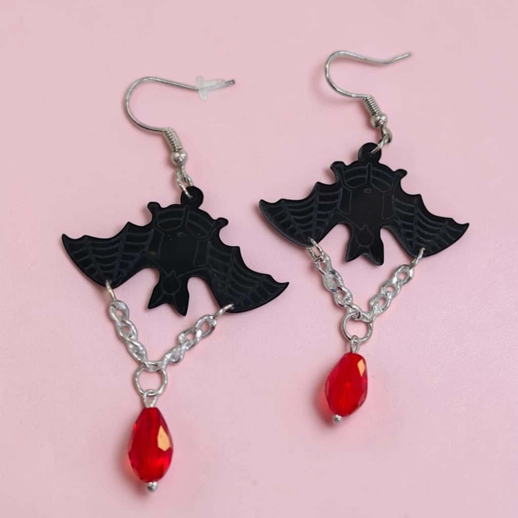 WhatsApp Image 2026-09-10 at 3.35.23 PM (27) aretes de halloween de murciélago con piedra roja colgantes - Imagen 1