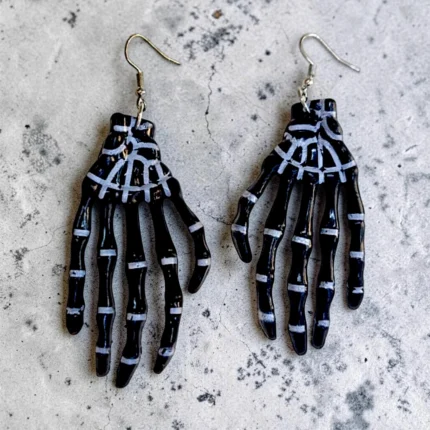 ARETES DE HALLOWEEN MANOS DE CALAVERA NEGRA