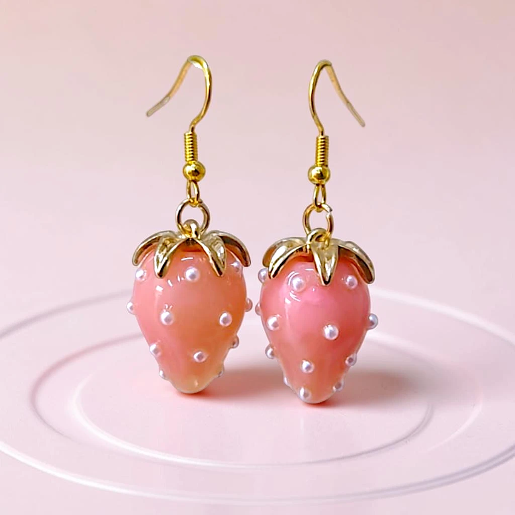 WhatsApp Image 2026-09-17 at 5.03.30 PM aretes de fresas con perlas colgantes - Imagen 1