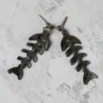 ARETES DE ESQUELETO DE PEZ NEGRO DE METAL
