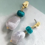 ARETES COLGANTES DE PIEDRAS VERDE,GRIS, CON BROQUEL DORADO