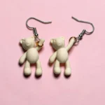 aretes de diseño de osos colgantes blancos