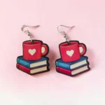 aretes de libros y taza