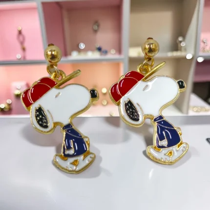 ARETES DE PERRITO BLANCO CON NEGRO GORRO ROJO