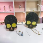ARETES DE BROQUEL NEGRO CALABERA