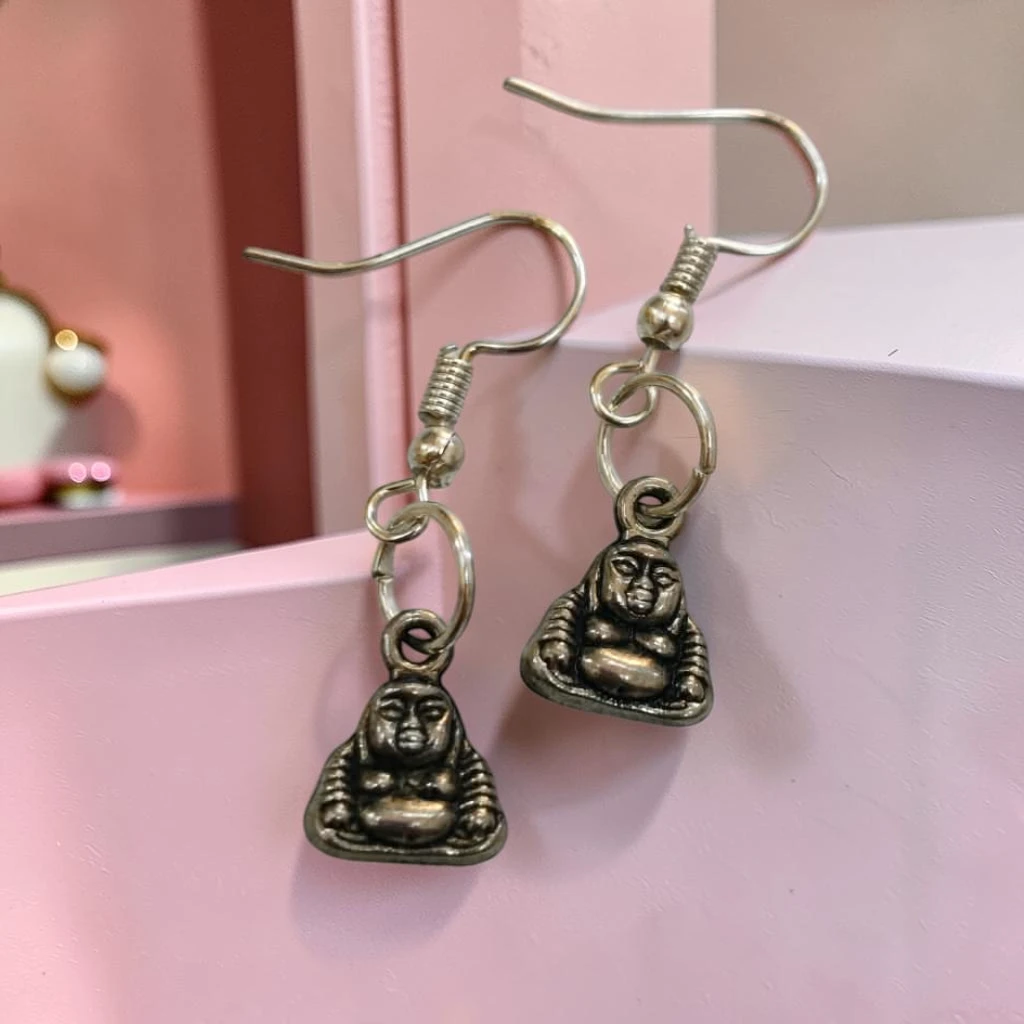 WhatsApp Image 2026-10-20 at 12.07.25 PM ARETES COLGANTES PLATEADOS DE BUDA - Imagen 1