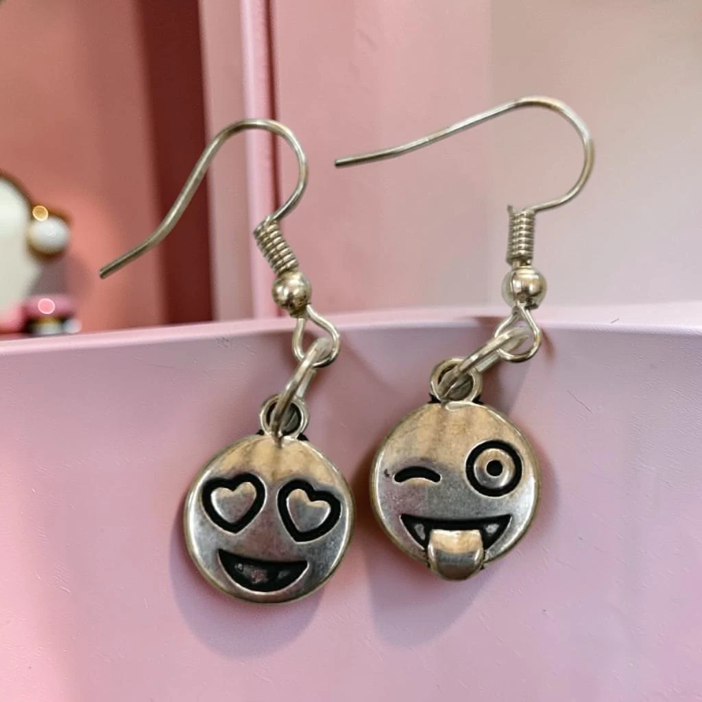 WhatsApp Image 2026-10-20 at 12.07.30 PM (1) ARETES PLATEADOS DE CARAS - Imagen 1