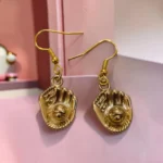 ARETES DORADOS DE GUANTE DE BEISBOL