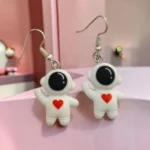 ARETES DE ASTRONAUTA CORAZON EN PECHO