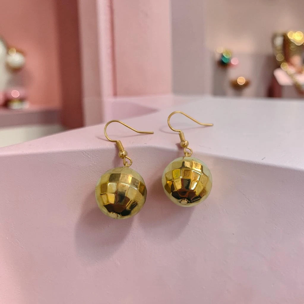 WhatsApp Image 2026-10-20 at 12.07.33 PM (1) ARETES DE BOLA DISCO - Imagen 1