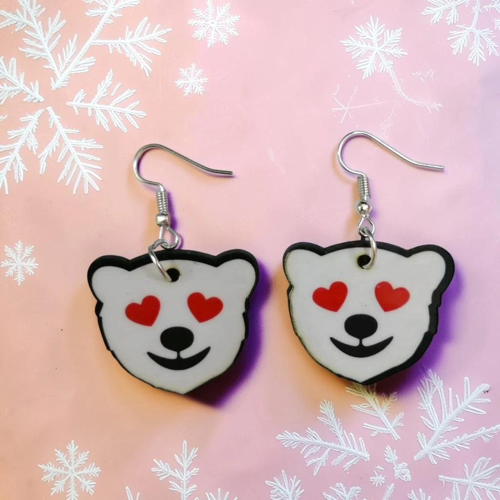 WhatsApp Image 2026-10-26 at 11.45.32 AM (1) ARETES DE NAVIDAD OSO POLAR ENAMORADO - Imagen 1
