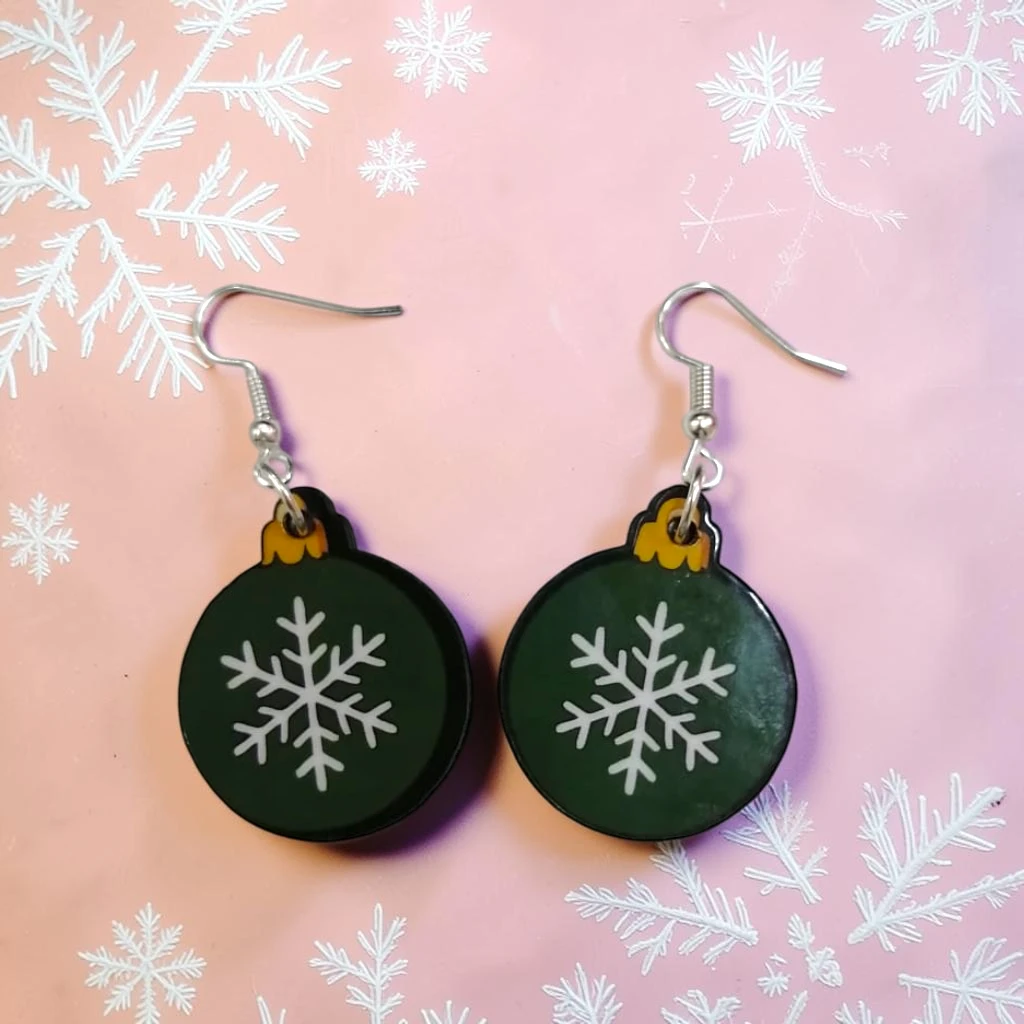 WhatsApp Image 2026-10-26 at 11.45.33 AM ARETES DE NAVIDAD ESFERA VERDE NAVIDEÑA - Imagen 1