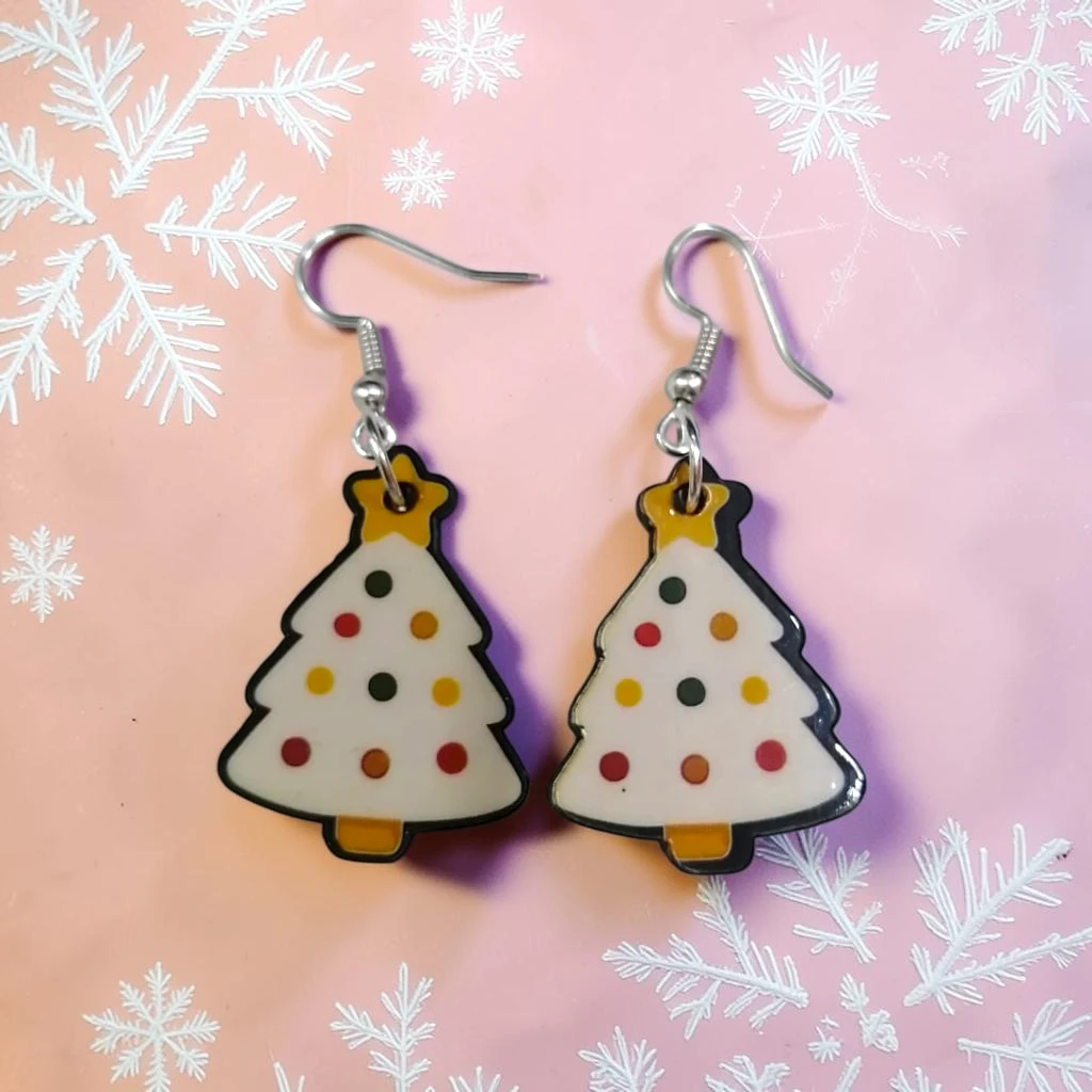 WhatsApp Image 2026-10-26 at 11.45.35 AM (1) ARETES DE NAVIDAD ARBOL BLANCO MODELO 2 - Imagen 1