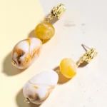 ARETES DE DISEÑO COLGANTE DE PIEDRAS BLANCO,AMARILLO Y DORADO