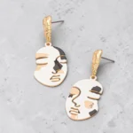 aretes de diseño cara blanca con manchas
