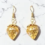 aretes de fresa dorada tornasol